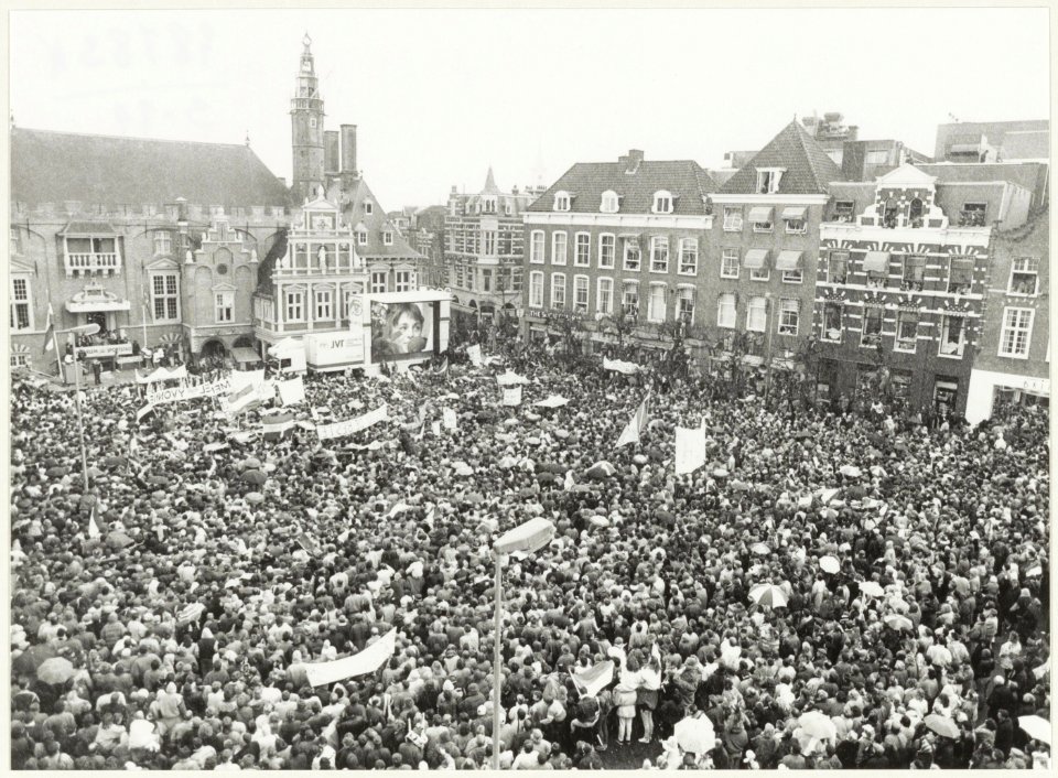 Het publiek tijdens de huldiging van drievoudig Olympisch schaatskampioene Yvonne van Gennip. NL-HlmNHA 54020755