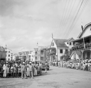 Het publiek in Paramaribo langs de route, Bestanddeelnr 252-7072 photo
