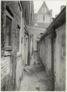 Het Proveniershuis. Links de achterkant van de aan de Doelstraat grenzende woningen, rechts de achterzijde van de huisjes aan het Proveniershuis. NL-HlmNHA 54014421