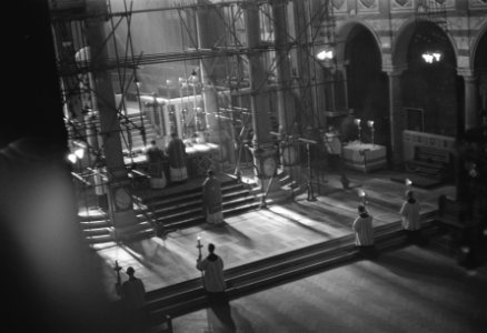 High Mass celebrated in Westminster Cathedral, London, by the reverend A.F.M. Mo, Bestanddeelnr 935-2158 photo