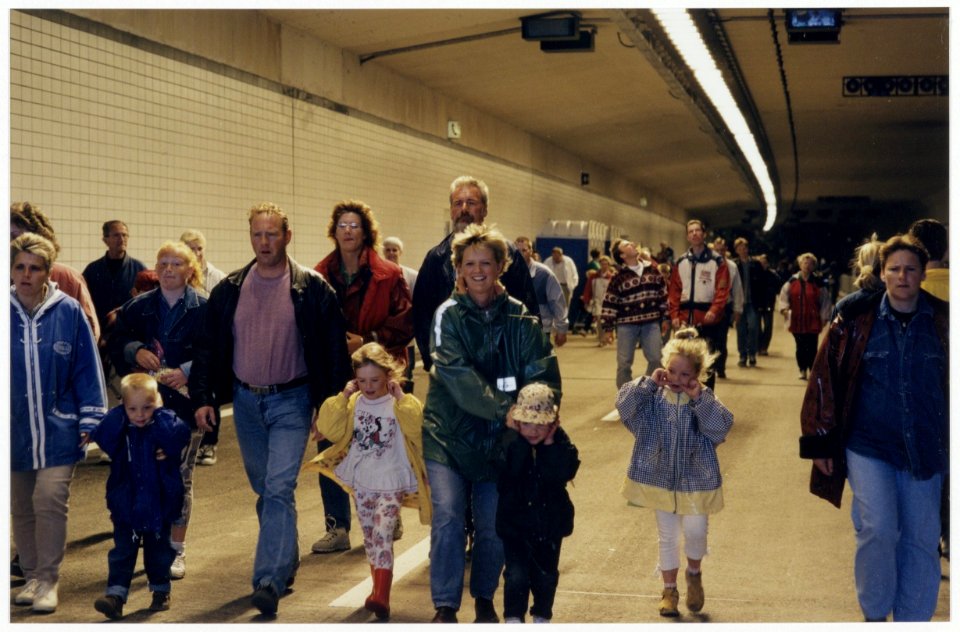 Het publiek loopt door de Wijkertunnel op de open dag, 3 dagen voor de opening voor het autoverkeer. NL-HlmNHA 54036345