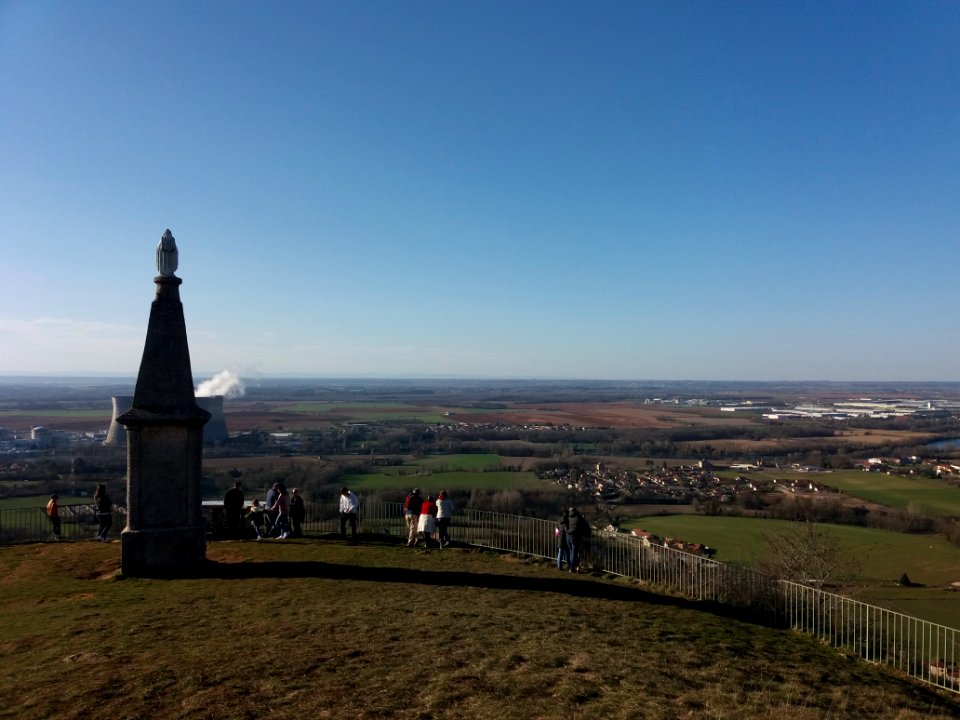Hières-sur-Amby - Plateau de Larina - Vue sur le belvédère avec la statue de la Vierge (2)