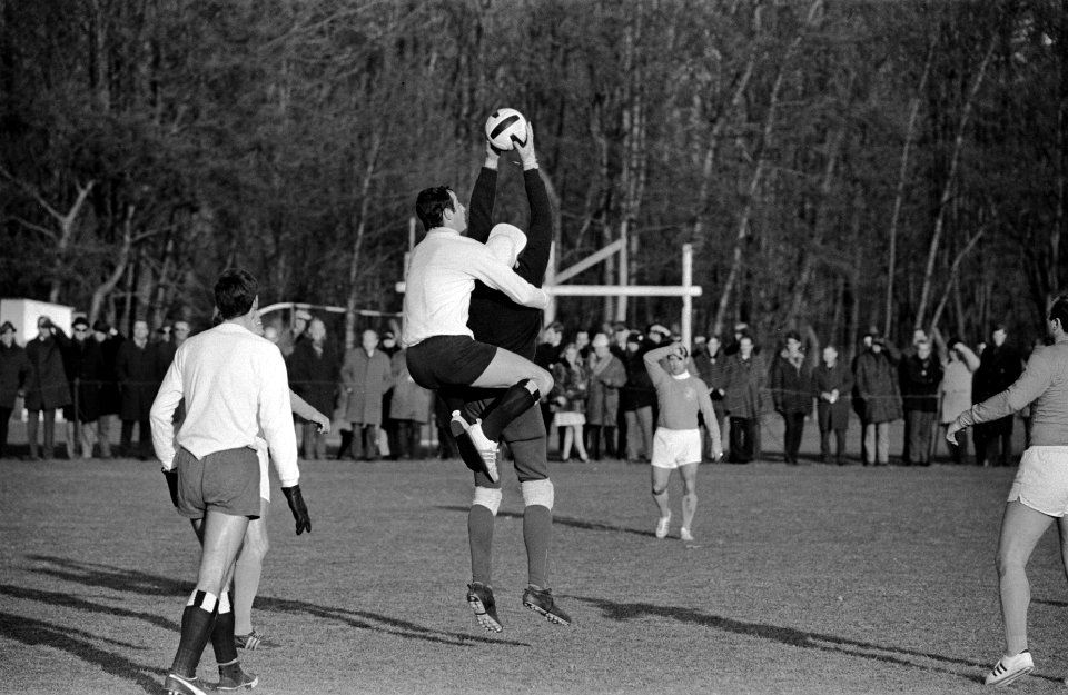 HFC tegen Oud-Internationals. HFC-ers op rug van Roffels, Bestanddeelnr 923-1187
