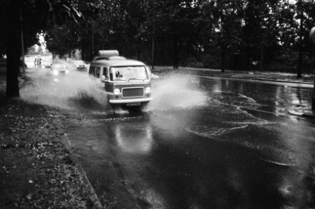 Hevige regenval in Amsterdam autos rijden door plas, Bestanddeelnr 929-9197