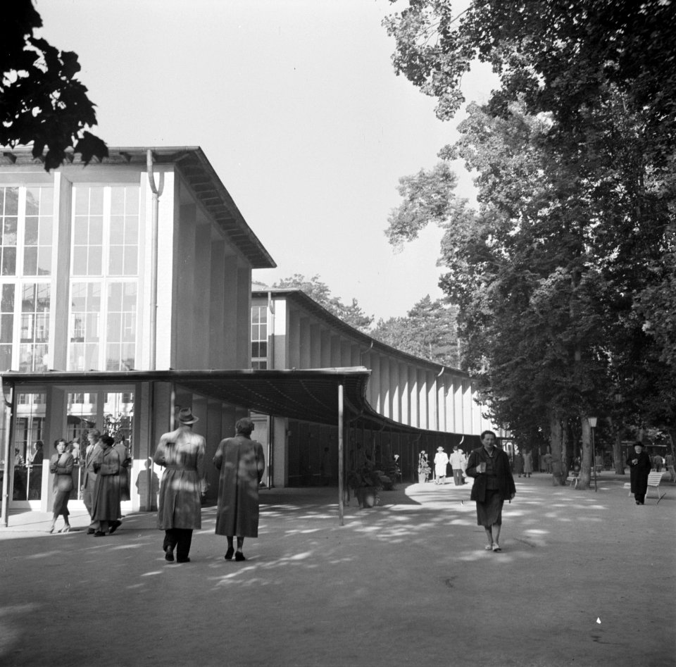 Hilde Eschen met een glas bronwater voor het Pavillon der Wilhelmsquelle in het…, Bestanddeelnr 254-1867