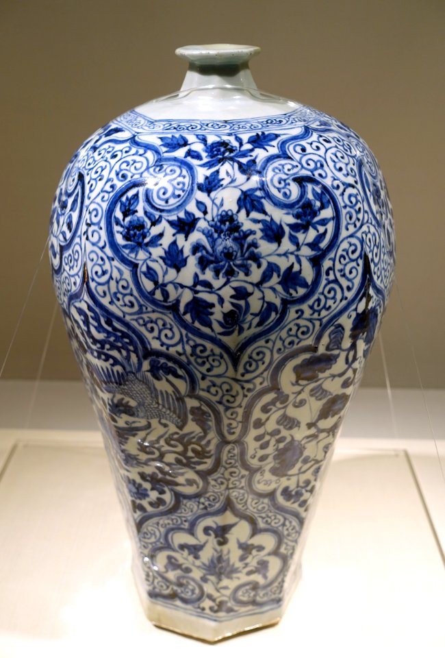 Hexagonal vase with paired phoenixes and insects in grass design, China, Jingdezhen kiln, Yuan dynasty, 14th century AD, blue and white - Matsuoka Museum of Art - Tokyo, Japan - DSC07349