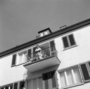 Hilde Eschen op het balkon van de woning van Bachmann, Bestanddeelnr 254-4607