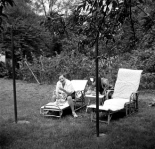 Hilde Eschen met een schaal fruit op een ligstoel in de tuin, Bestanddeelnr 254-3233