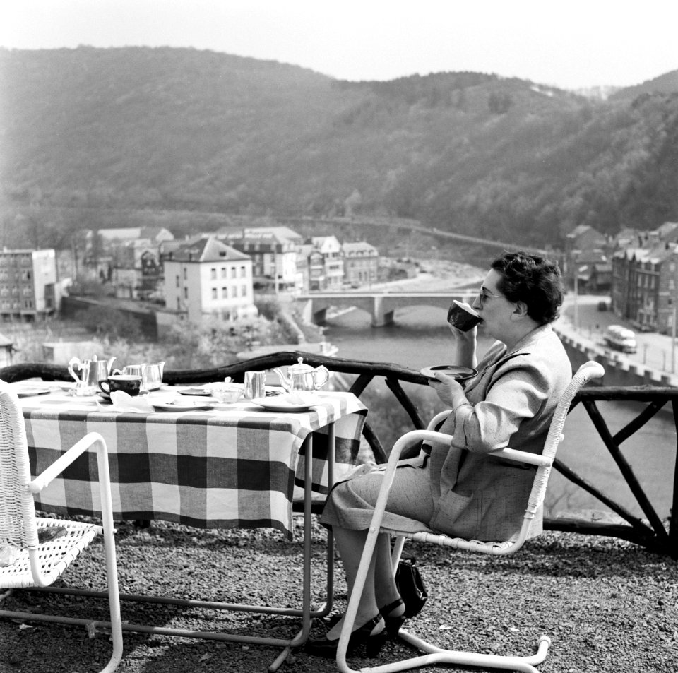 Hilde Eschen op het terras van het Chalet-Hôtel, met uitzicht op de Ourthe, Bestanddeelnr 254-3360