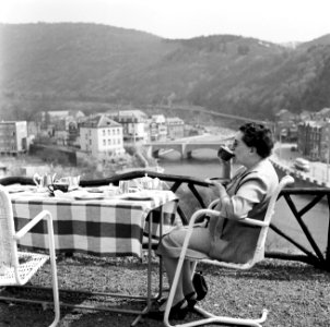 Hilde Eschen op het terras van het Chalet-Hôtel, met uitzicht op de Ourthe, Bestanddeelnr 254-3360