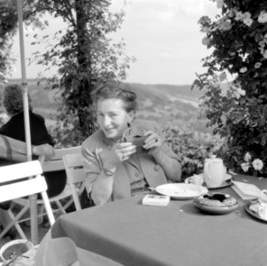 Hilde Eschen op het terras van het café in de rozentuin van kasteel Langenburg, Bestanddeelnr 254-4604