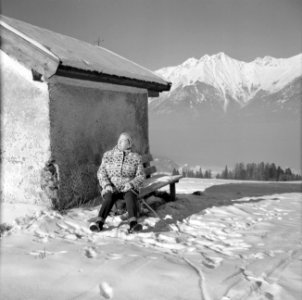 Hilde Eschen op een bankje bij de Lemmenhof-kapel in de sneeuw met op de achterg, Bestanddeelnr 254-4276