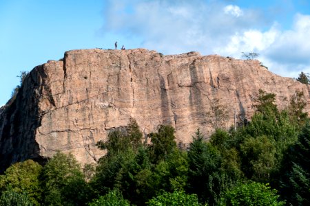 High cliff in Lyse with climbers 1