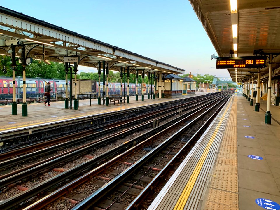High Barnet station Platform 1 looking south