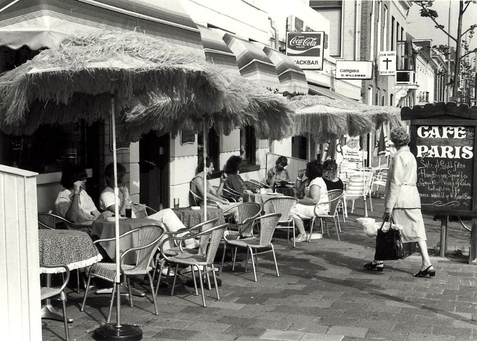 Het terrasje van Café Paris aan de Parklaan hoek Kruisweg, z.n.h. oosten. Aangekocht in 1985 van United Photos de Boer bv. - Negatiefnummer 24402 k 33. - Gepubliceerd in het Haarlems Dagblad, NL-HlmNHA 54016567