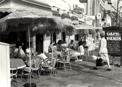Het terrasje van Café Paris aan de Parklaan hoek Kruisweg, z.n.h. oosten. Aangekocht in 1985 van United Photos de Boer bv. - Negatiefnummer 24402 k 33. - Gepubliceerd in het Haarlems Dagblad, NL-HlmNHA 54016567