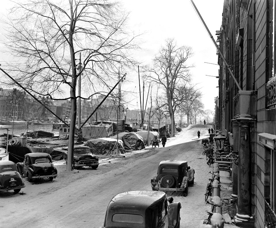 Hevige sneeuwval Amsterdam (grachten met sneeuw). Amstel, Bestanddeelnr 906-9447