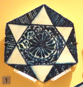 Hexagonal tile with a star and lotus, Syria, Damascus, c. 1420, underglaze-painted stonepaste - Royal Ontario Museum - DSC04777