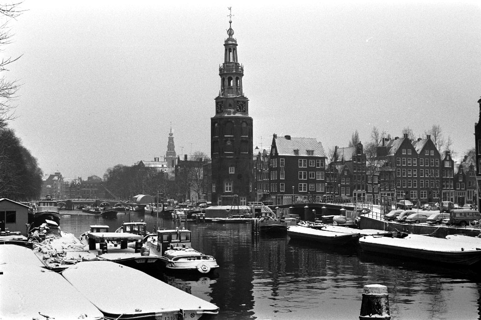 Hevige sneeuwval in Nederland (Amsterdam). Amsterdamse grachten in de sneeuw, Bestanddeelnr 931-8596