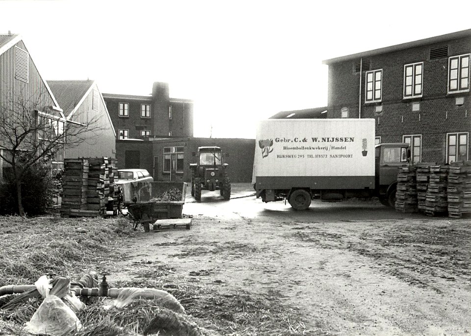 Het terrein van de Gebroeders C. en W. Nijssen, Rijksweg 295. Aangekocht in 1983 van fotograaf C. de Boer. - Negatiefnummer 22603 k 15 a. - Gepubliceerd in het Haarlems Dagblad van 08.12.198, NL-HlmNHA 54013886 01