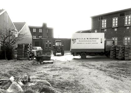 Het terrein van de Gebroeders C. en W. Nijssen, Rijksweg 295. Aangekocht in 1983 van fotograaf C. de Boer. - Negatiefnummer 22603 k 15 a. - Gepubliceerd in het Haarlems Dagblad van 08.12.198, NL-HlmNHA 54013886 01