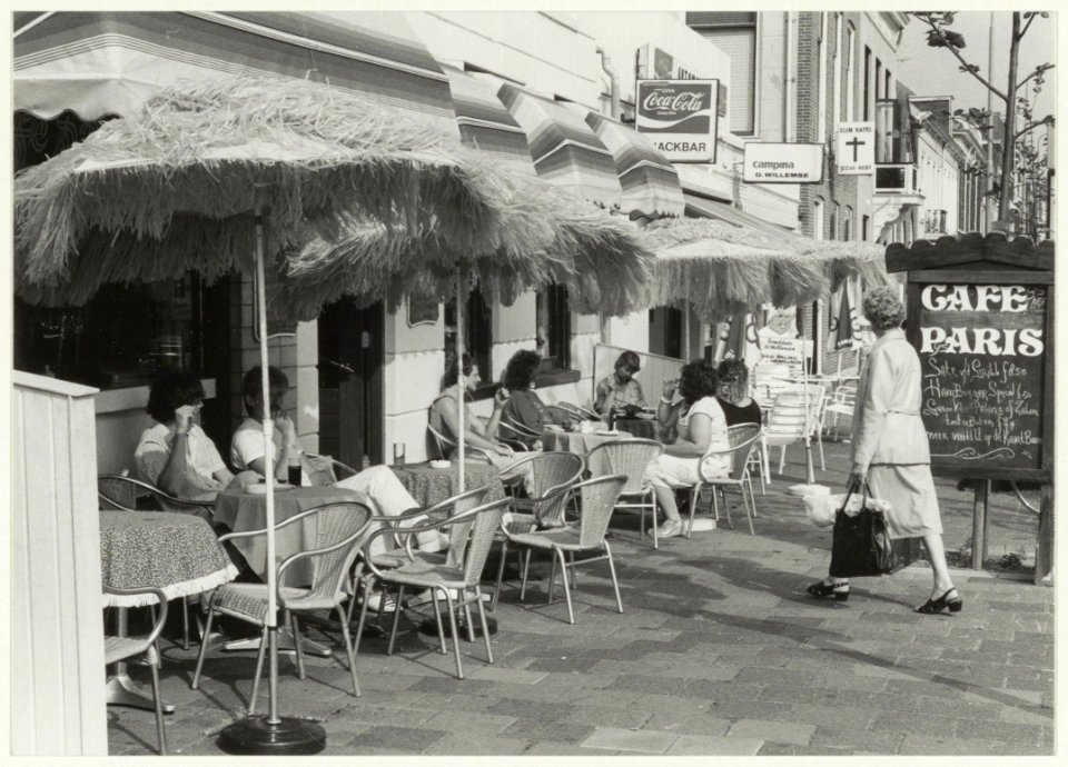 Het terrasje van Café Paris aan de Parklaan, hoek Kruisweg. Oriëntatie ziende naar het oosten. NL-HlmNHA 54016567