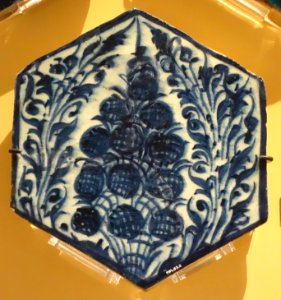 Hexagonal tile with landscape, Syria, Damascus, c. 1435, underglaze-painted stonepaste - Royal Ontario Museum - DSC04782