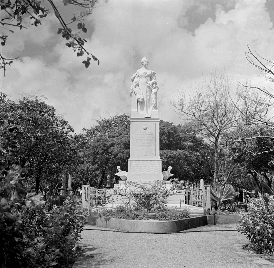 Het standbeeld van koningin Wilhelmina op het Wilhelminaplein in Willemstad op C, Bestanddeelnr 252-7090