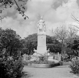 Het standbeeld van koningin Wilhelmina op het Wilhelminaplein in Willemstad op C, Bestanddeelnr 252-7090
