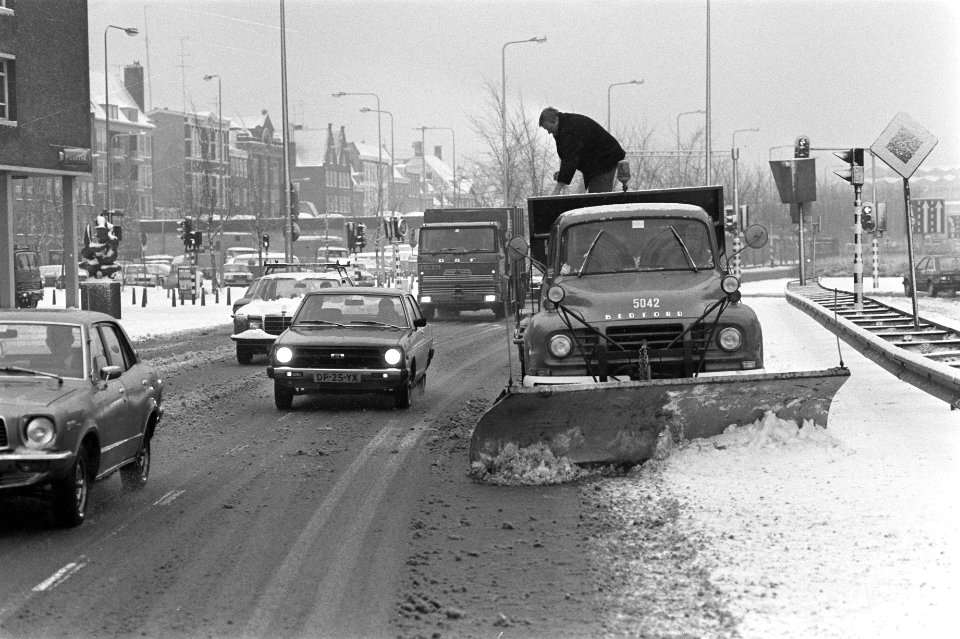 Hevige sneeuwval in Nederland (Amsterdam). Sneeuwruimer in aktie in Valkenburger, Bestanddeelnr 931-8593