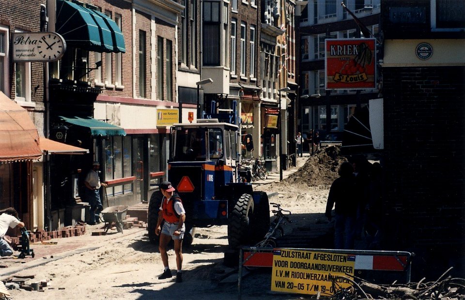 Het stukje Zijlstraat tussen de Nassaulaan en de Kinderhuisvest wordt gereconstrueerd, juni 1996. Aangekocht in 1997 van United Photos de Boer bv. - Negatiefnummer 42894 kc 15. - Gepubliceer, NL-HlmNHA 54036360