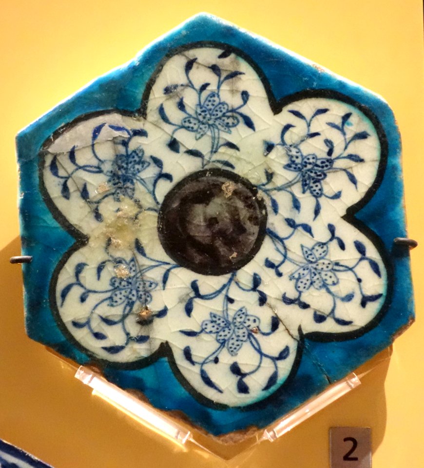 Hexagonal tile with lotus flowers, Syria, 16th century, underglaze-painted stonepaste - Royal Ontario Museum - DSC04779