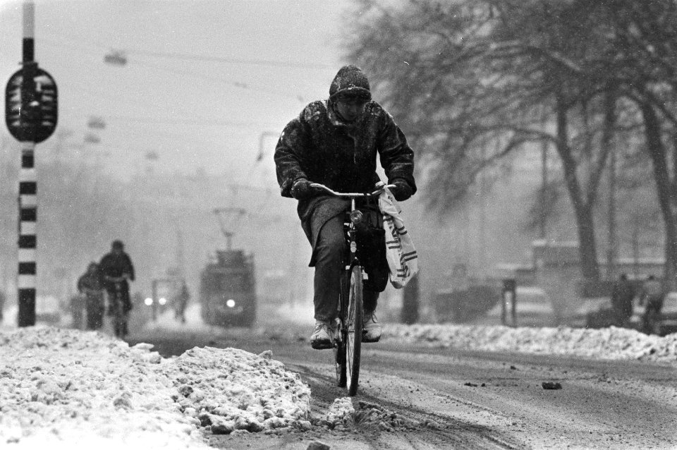 Hevige sneeuwval fietsers in de sneeuw, Bestanddeelnr 932-8415
