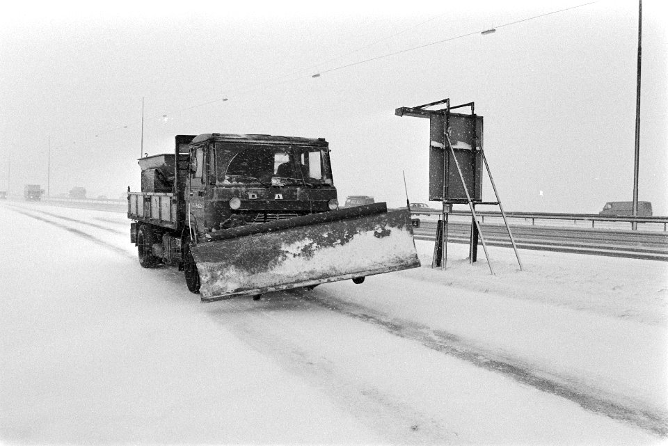 Hevige sneeuwval sneeuwschuiver op de snelweg, Bestanddeelnr 932-8416