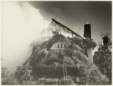 Hevige brand aan de Duindoornlaan nabij de Zandvoorterweg. NL-HlmNHA 54010550