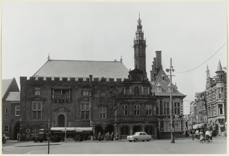 Het Stadhuis van Haarlem aan de Grote Markt. NL-HlmNHA 54004661
