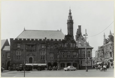 Het Stadhuis van Haarlem aan de Grote Markt. NL-HlmNHA 54004661