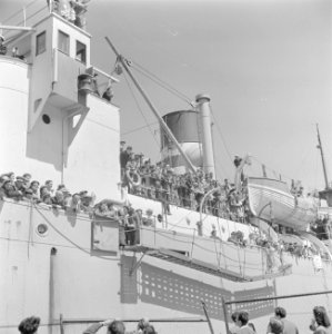 Het transportschip Bulgaria met emigranten (oliem) in de haven van Haifa, gezien, Bestanddeelnr 255-1120