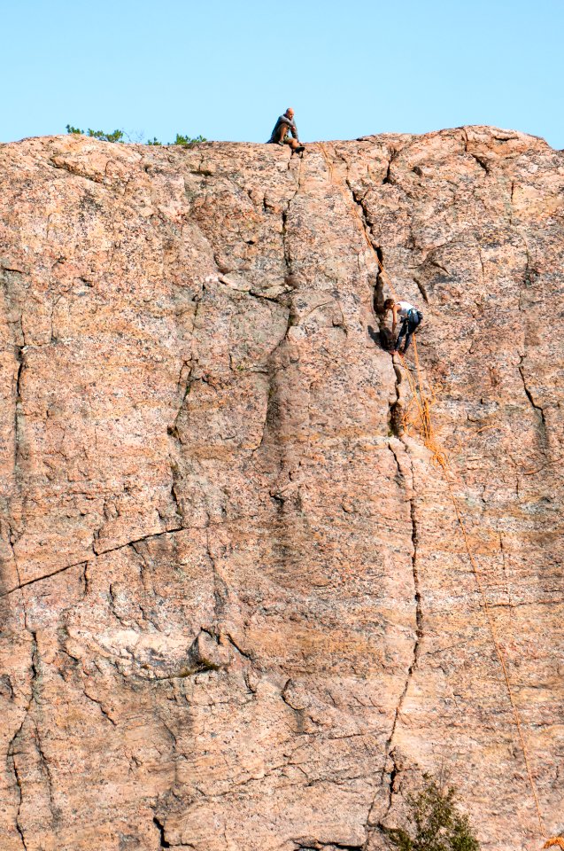 High cliff in Lyse with climbers 6