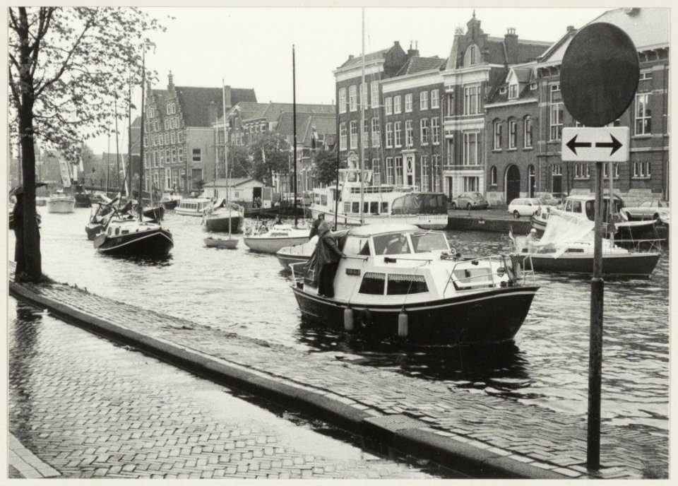 Het Spaarne nabij de Damstraat, ziende naar het oosten. NL-HlmNHA 54013878