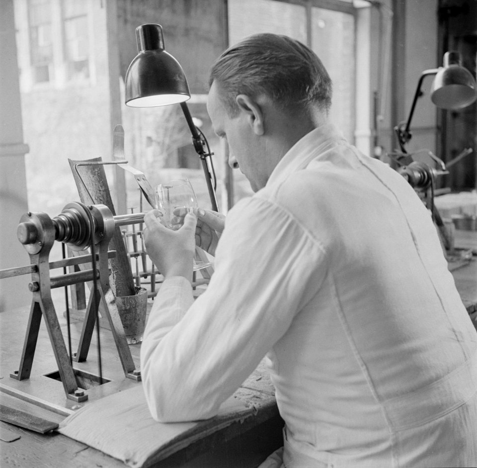 Het slijpen van het glas in de Glasfabriek Leerdam, Bestanddeelnr 254-4026