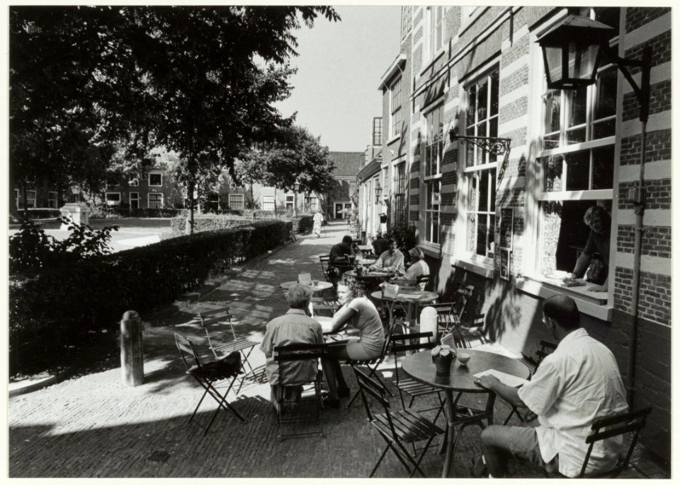 Het terras van Tante's theesalon, gelegen in het Proveniershof. NL-HlmNHA 54037191