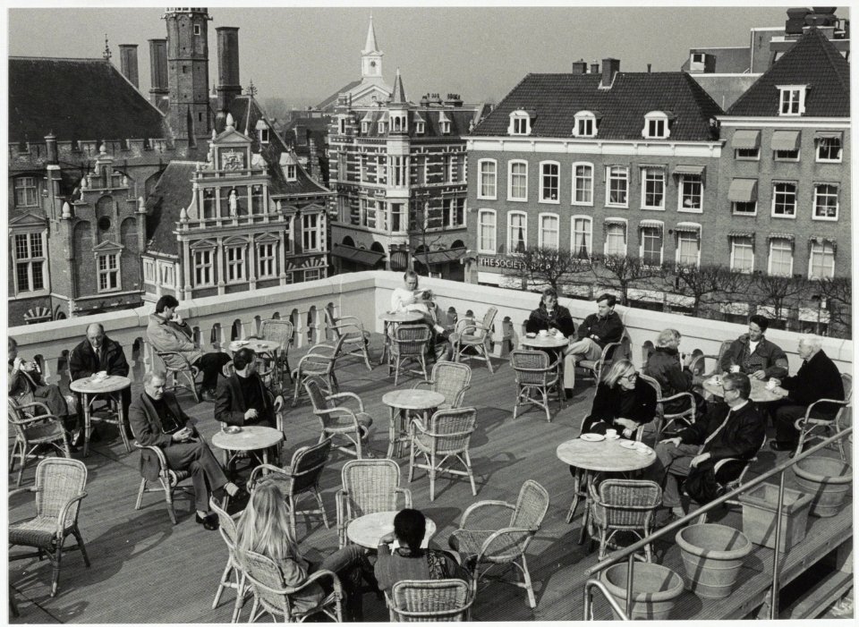 Het terras op de Verweyhal met uitzicht over de Grote Markt. NL-HlmNHA 54034162