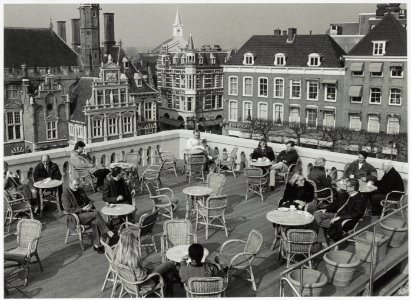 Het terras op de Verweyhal met uitzicht over de Grote Markt. NL-HlmNHA 54034162