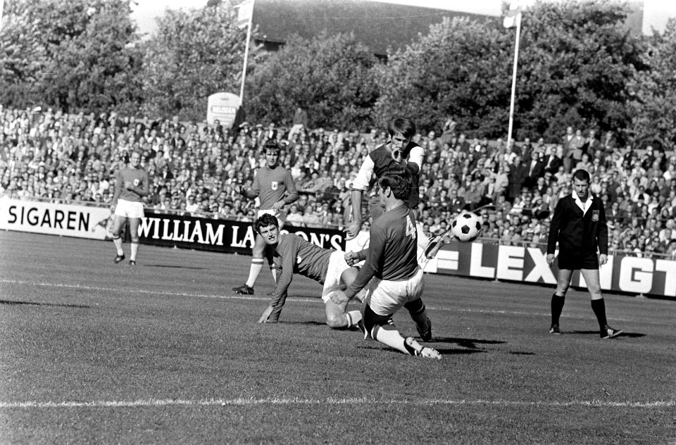 HFC Haarlem en AZ 67 0-0. 21 Couperus (H) in de aanval, achtervolgd door Kabel, , Bestanddeelnr 922-8269