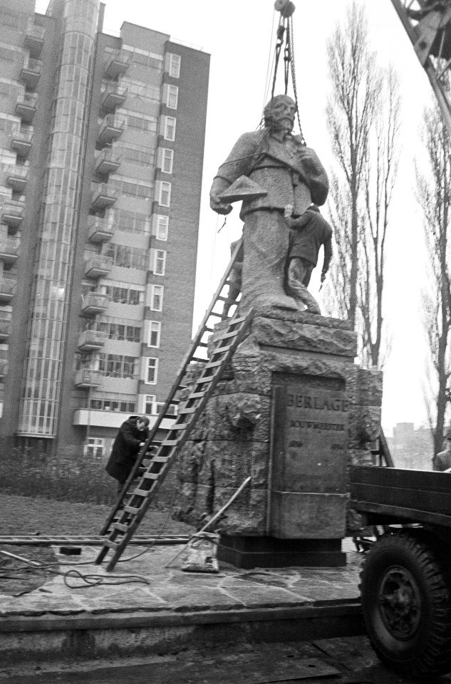 Het standbeeld van de architect H.P. Berlage, gemaakt door beeldhouwer Hildo Krop, Bestanddeelnr 919-8704