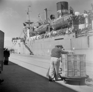 Het transportschip Bulgaria met emigranten (oliem) aangemeerd in de haven van Ha, Bestanddeelnr 255-1123