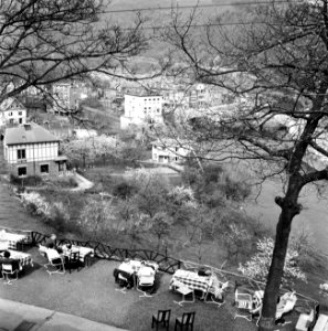 Het terras van het Chalet-Hôtel en het uitzicht op de stad, Bestanddeelnr 254-3364