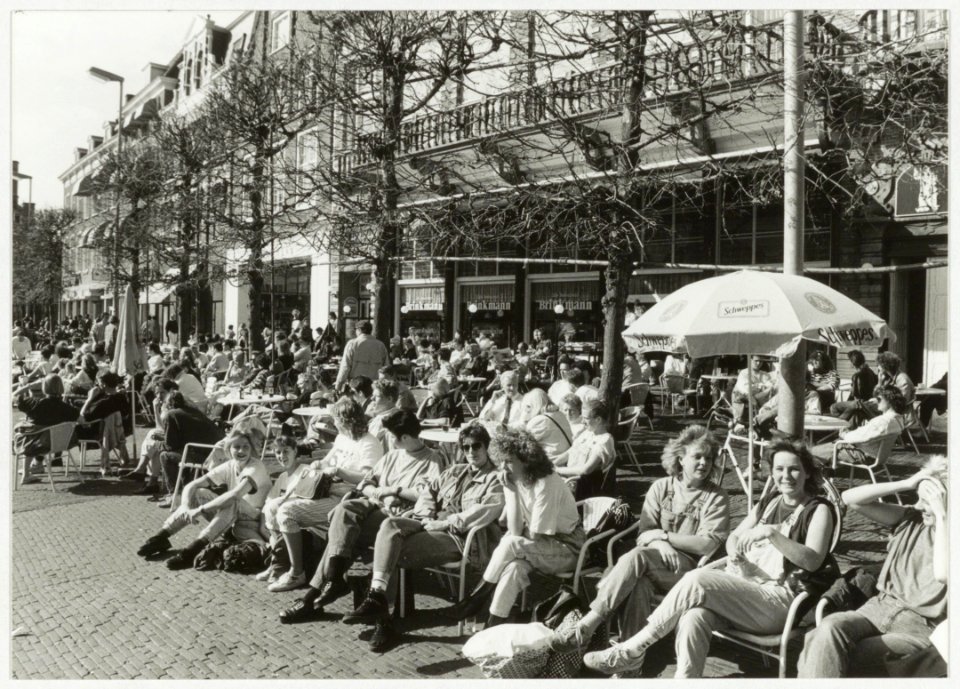 Het terras van Grand Café Brinkmann. NL-HlmNHA 54027071