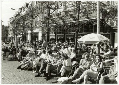 Het terras van Grand Café Brinkmann. NL-HlmNHA 54027071